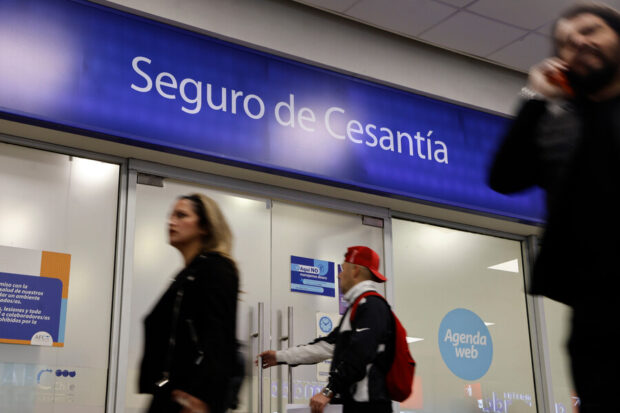 Un joven entrando en la oficina de la Administradora de Fondos de Cesantía.
