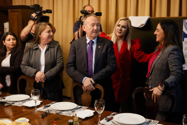 Ministro García Ruminot junto a la bancada del PDG.