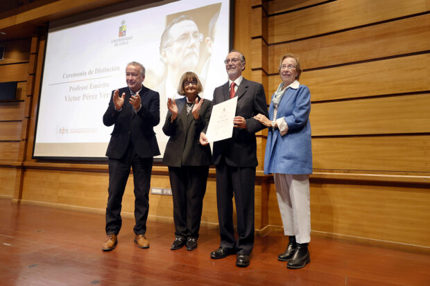 Víctor Pérez Vera recibió la distinción de Profesor Emérito de Universidad de Chile, entregado por el decano Francisco Martínez y la rectora Rosa Devés. 
