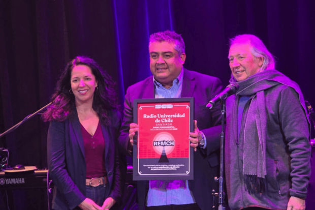 El director de la Radio U. de Chile, Patricio López, recibiendo el reconocimiento a Radio Fundamental de la Música Chilena entregado por la SCD el 2025. 