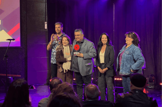Parte del equipo de la Radio U. de Chile recibiendo el galardón de Radio Fundamental de la Música Chilena.