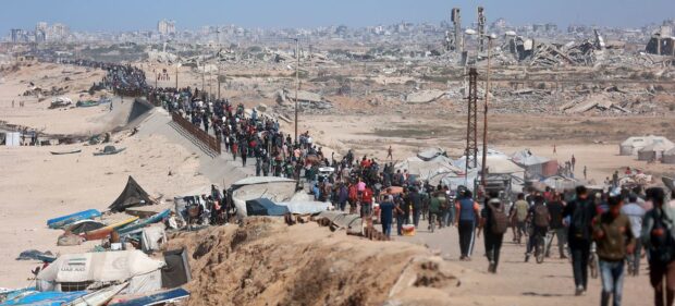 Miles de palestinos intentan llegar al norte del enclave.