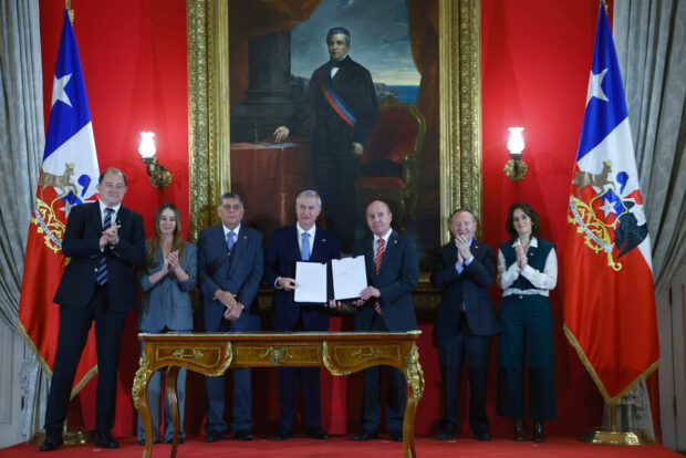 En una ceremonia en La Moneda, el Jefe de Estado firmó el proyecto de Reconstrucción Nacional.