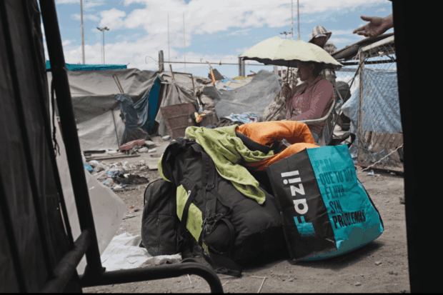 Pertenencias de un grupo de migrantes en una de las tomas ubicadas en el norte de Chile.