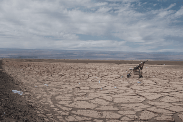 Un coche de guagua en medio del desierto chileno.