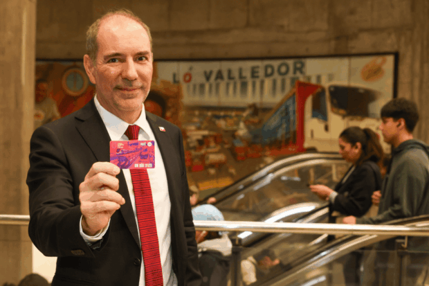 El ministro de Transporte, Louis de Grange, con la Bip! conmemorativa por el Día Mundial del Transporte Público.