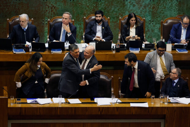 Claudio Alvarado, biministro del Interior y Vocería; y Jorge Quiroz, ministro de Hacienda.