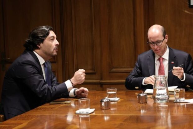Ministro Martín Arrau junto al diputado del PS, Raúl Leiva.