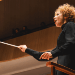 La Sinfónica Nacional de Chile ofrecerá un viaje musical por hitos patrimoniales de Santiago junto al actor Jorge Arecheta La directora de orquesta Bárbara Dragan.