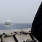 Irán mantendrá el bloqueo del estrecho de Ormuz hasta que EE. UU acepte "todas" las condiciones Buques de guerra estadounidenses bloqueando el paso de los buques petroleros del estrecho de Ormuz