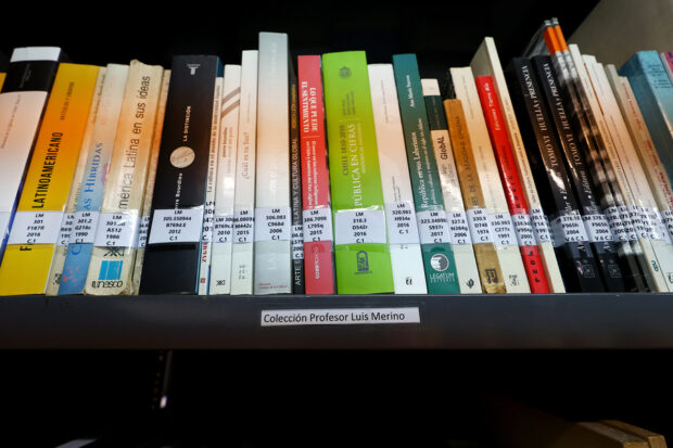 Una hilera de libros en un stand de biblioteca.