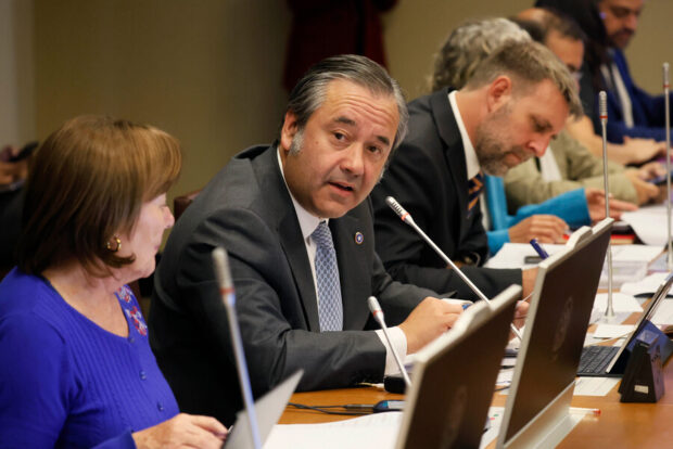 El diputado Agustín Romero durante la comisión de Hacienda. Sebastián Cisternas/Aton Chile.