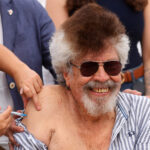 El actor Adriano Castillo vacunándose.