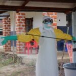 Siguen aumentando los casos de ébola en República del Congo Personal sanitario en un centro de tratamiento de ébola apoyado por MSF en Bolomba, República Democrática del Congo.