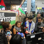 Activistas chilenos retornan al país denunciando torturas en Israel y lanzan duras críticas contra la Cancillería Arriban a Santiago Víctor Chanfreau, Carolina Eltit y Claudio Caiozzi, detenidos por Israel en aguas internacionales mientras participaba en la mision civil Global Sumud, iniciativa humanitaria que buscaba llevar ayuda a Gaza. Jonnathan Oyarzun/Aton Chile