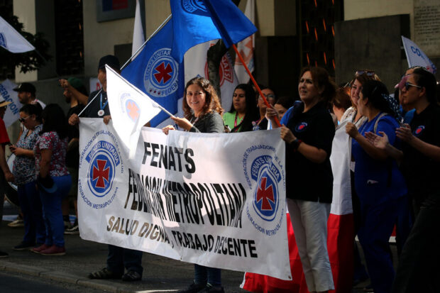 Funcionarios de la salud pertenecientes al Hospital de Torax se manifiestan en las afueras del Ministerio de salud, en la comuna de Santiago. Foto: Aton Chile Archivo 2024.