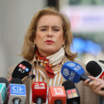 Diputada Flor Weisse (UDI) rodeada de micrófonos de distintos medio de comunicación.