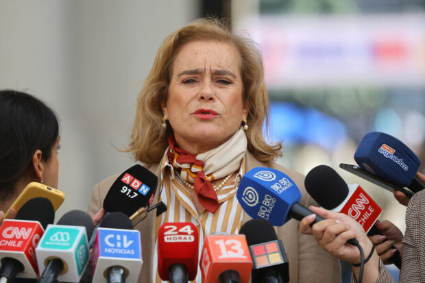 Diputada Flor Weisse (UDI) rodeada de micrófonos de distintos medio de comunicación.