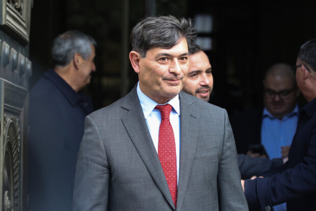 El lider del Partido de la Gente Franco Parisi sale del Ministerio de Hacienda luego de reunirse con el ministro Jorge Quiroz