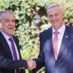 Kast designa a expresidente Eduardo Frei Ruiz-Tagle como embajador de Chile en misión especial El expresidente Frei y el Presidente Kast posan sonrientes para una foto mientras se estrechan de manos.