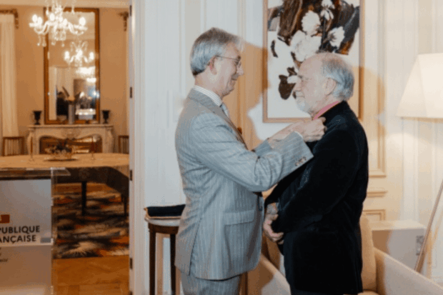 Profesor Manuel Antonio Garretón recibió Orden Nacional del Mérito de Francia.