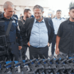 Escándalo en Israel: videos de Ben Gvir con activistas de la flotilla tensan al gobierno y aceleran elecciones Itamar Ben Gvir, ministro de Seguridad Nacional de Israel, entregando armas a civiles en una actividad en Jersusalem (1)