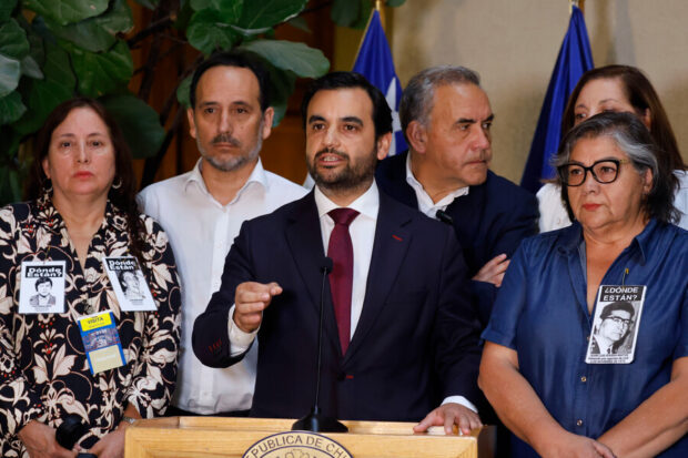 El exministro Gajardo junto a la presidenta de la Agrupación de Familiares de Detenidos Desaparecidos, Gaby Rivera. 