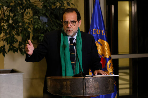 El diputado de la Federación Regionalista Verde Social, Jaime Mulet, entrega un punto de prensa en el Congreso Nacional.