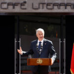 El Presidente José Antonio Kast en el frontis del Café Literario de Providencia.