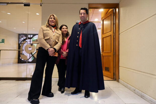 Javier Olivares en la Cámara de Diputados usan la capa que evoca a la de Augusto Pinochet.