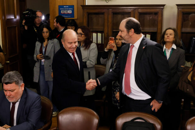 El ministro de Hacienda, Jorge Quiroz, y el ministro de Trabajo y Previsión Social, Tomas Rau, durante la comisión de trabajo.Sebastián Cisternas/Aton Chile.