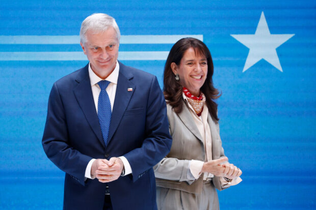 El Presidente de la Republica, Jose Antonio Kast, junto a su esposa María Pía Adriasola, en conmemoracion del 1 de mayo en el Hospital del Trabajador. Foto: Aton Chile.