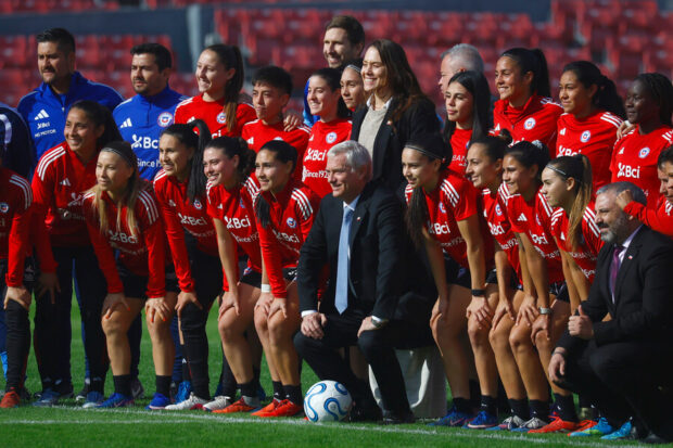 El Presidente José Antonio Kast promulga la Ley de Sociedades Anónimas Deportivas en el Estadio Nacional.