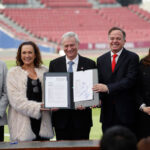 Para "fortalecer y recuperar la confianza": Kast promulga la Ley de Sociedades Anónimas Deportivas Profesionales El Presidente José Antonio Kast promulga la Ley de Sociedades Anónimas Deportivas en el Estadio Nacional.