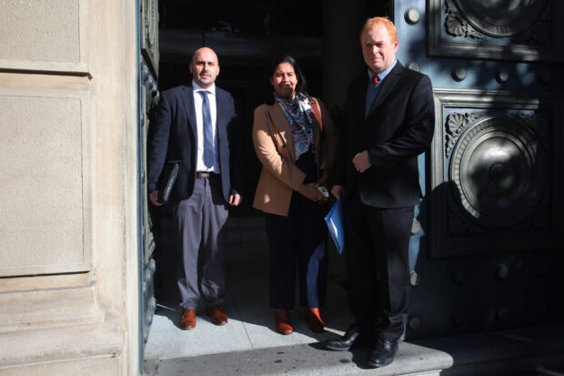 Senadores Andrés Longton, Andrea Balladares y Rojo Edwards salen del Ministerio de Hacienda tras reunirse con el ministro Jorge Quiroz. 
