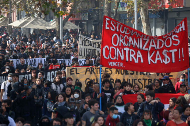 Organizaciones estudiantiles convocan a una nueva jornada de manifestaciones en Plaza Baquedano.