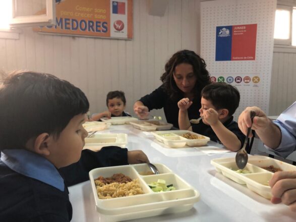 Educadora de párvulo supervisa alimentación escolar. Foto: Gobierno de Chile.