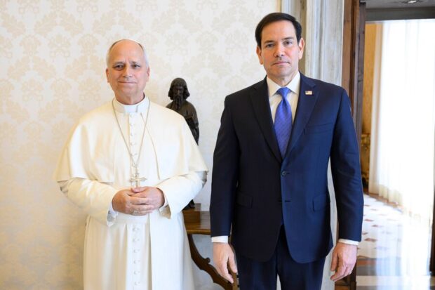 Papa León XIV y Marco Rubio posan de pie para una foto.