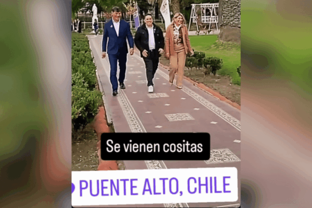 Matías Toledo caminando junto a Franco y Zandra Parisi.