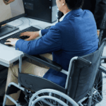 Persona en silla de ruedas.