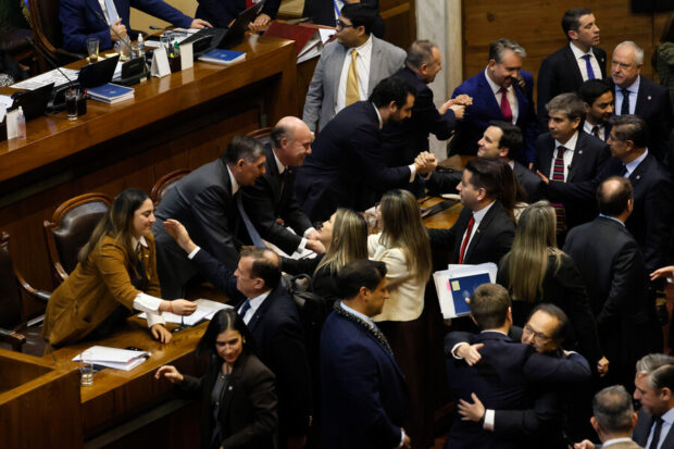 El ministro de Hacienda, Jorge Quiroz, y el ministro del Interior Claudio Alvarado durante la sesión de la Cámara de Diputados. Sebastián Cisternas/Aton Chile.