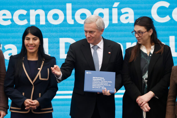 Presidente José Antonio Kast junto a la ministra Ximena Lincolao.