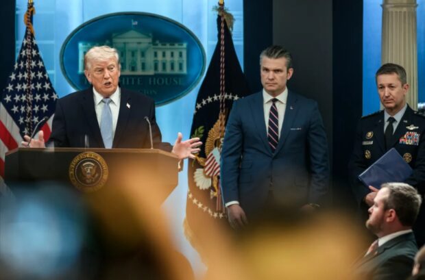El presidente de Estados Unidos, Donald Trump, y el secretario de Guerra del mismo país, Pete Hegseth. 