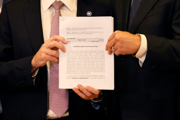Diputados sosteniendo el documento con la acusación constitucional contra el exministro Nicolás Grau.
