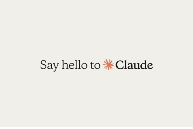 Logotipo e introducción de marca para Claude, con el texto centrado "Say hello to (icono de destello naranja) Claude" sobre un fondo color crema claro.