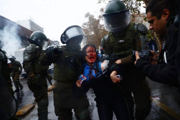 Estudiante herida es detenida por Carabineros durante marcha de la Confech.