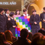 Entre abrazos, reencuentros y canciones: los Premios Pulsar celebran a una escena musical en expansión Candelabro en los Premios Pulsar 2026.