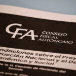 CFA eleva advertencia por la megarreforma del Gobierno: reducción de ingresos es permanente y crecimiento económico es incierto Plano detalle de un documento en papel que muerta el logo y nombre del Consejo Fiscal Autónomo.