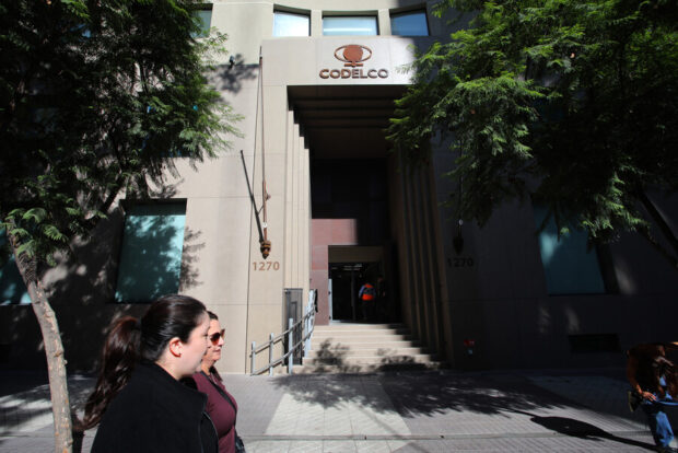 Fachada del edificio de Codelco en calle Huérfanos en el centro de Santiago.Jonnathan Oyarzun/Aton Chile.