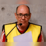 Gendarmería traslada al "Comandante Ramiro" a la cárcel de alta seguridad de Santiago Mauricio Hernández Norambuena con el chaleco amarillo de imputados.